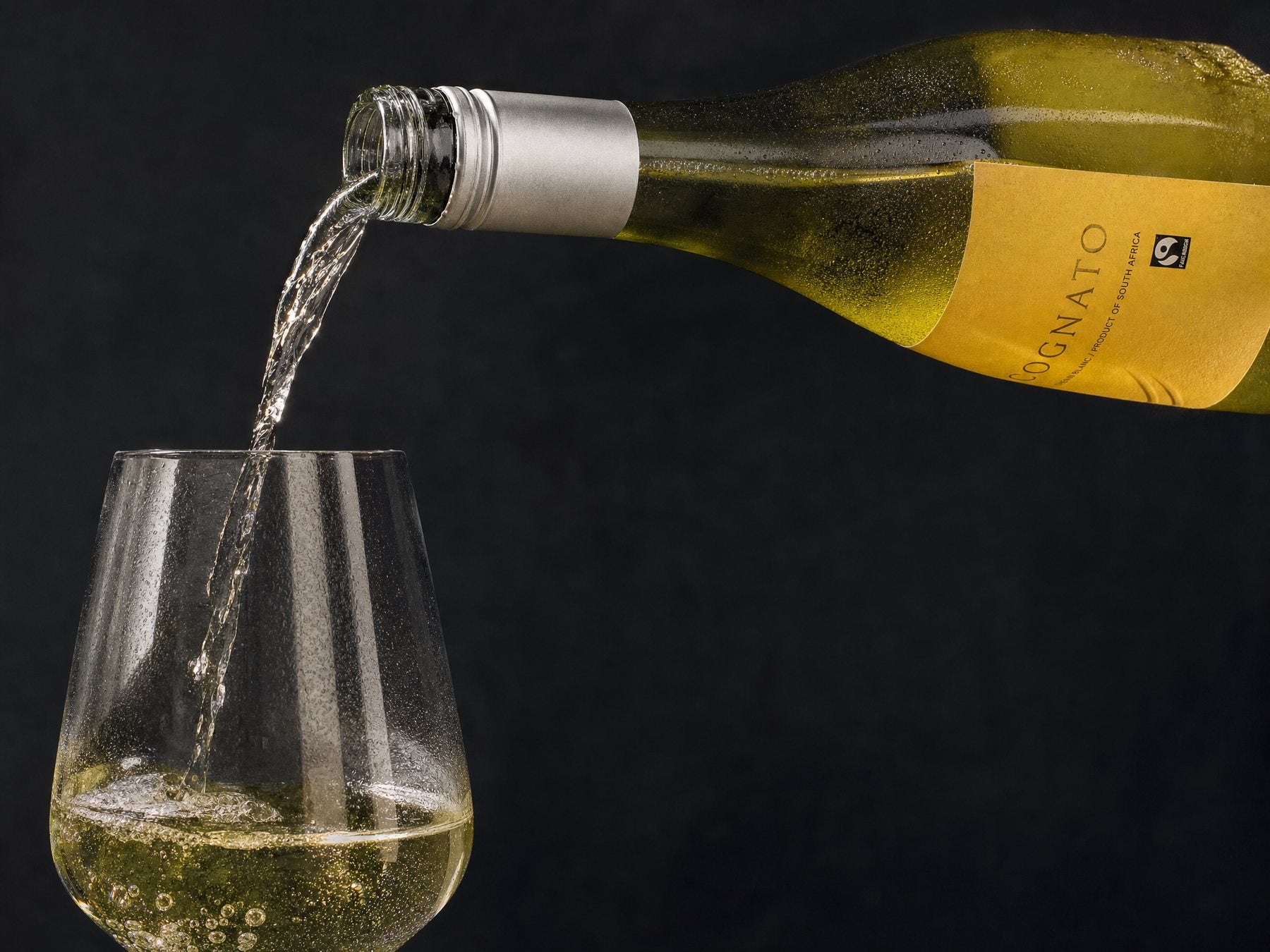 Cognato Chenin Blanc wird in ein Glas eingeschenkt
