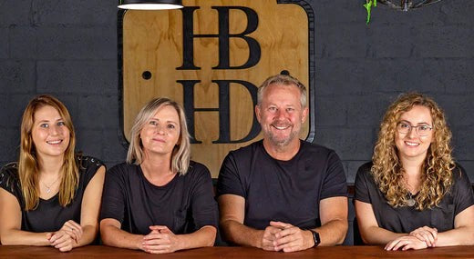 Team der Hout Bay Harbour Distillery auf der Shopaufnahme