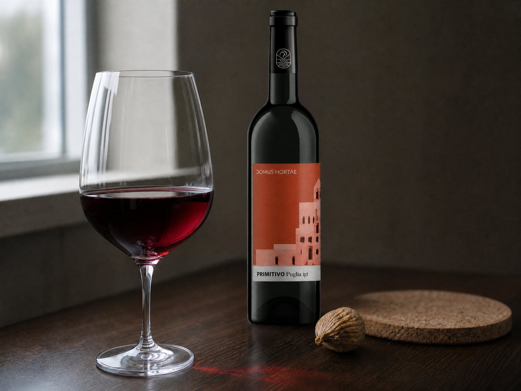 Domus Hortae Primitivo 2023 eingeschenkt in ein Glas